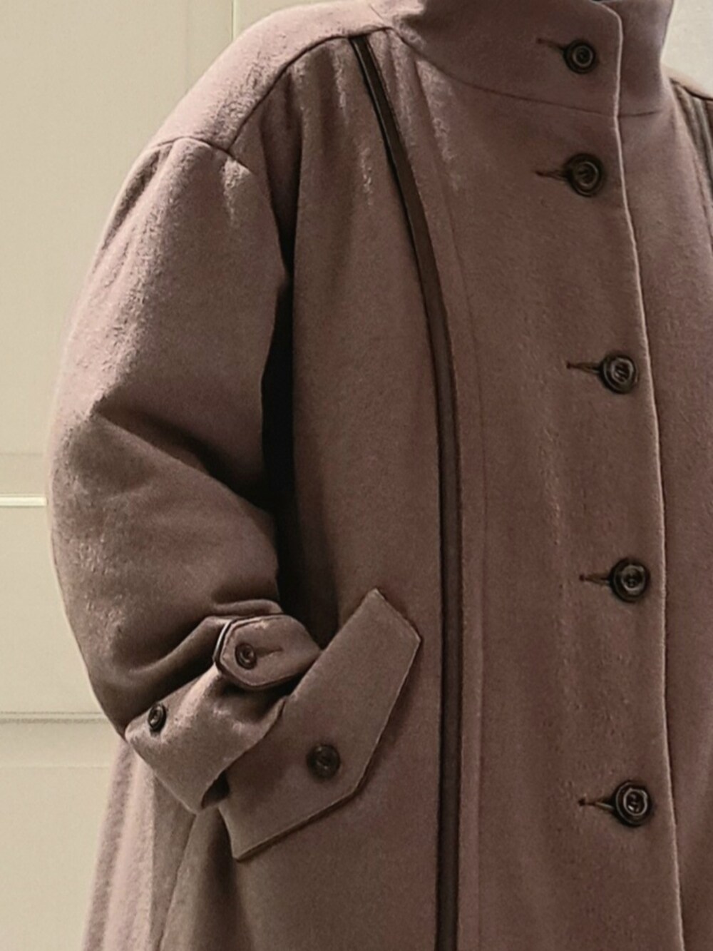 ブラウン系のその他アウター、ブラック系のスカート、ブラック系のブーツを着用したレディースの秋コーディネートの5枚目の写真