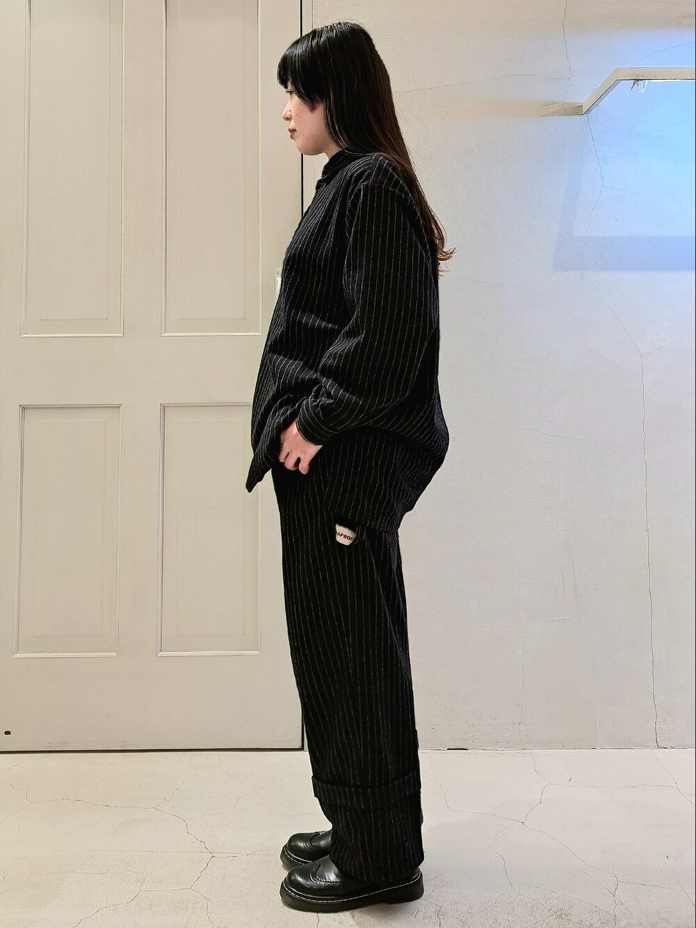 ブラック系のシャツ/ブラウス、ブラック系のその他パンツ、ブラック系のその他シューズを着用したレディースの冬コーディネートの2枚目の写真