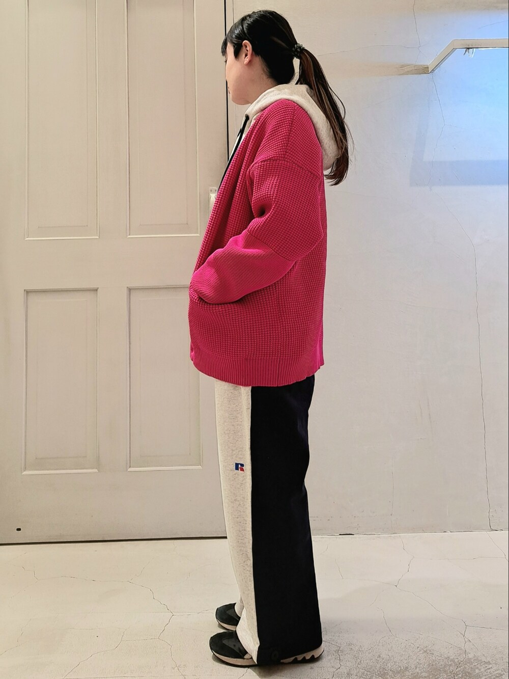 ピンク系のカーディガン/ボレロ、グレー系のその他パンツ、グレー系のパーカーを着用したレディースの冬コーディネートの2枚目の写真