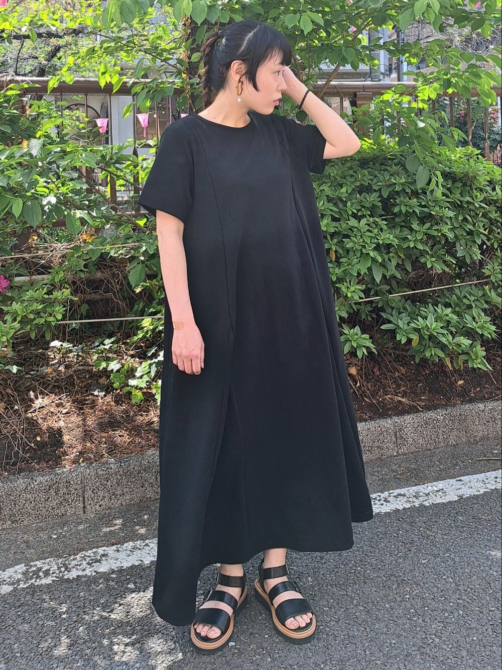 ブラック系のワンピースを着用したレディースの春コーディネートの5枚目の写真