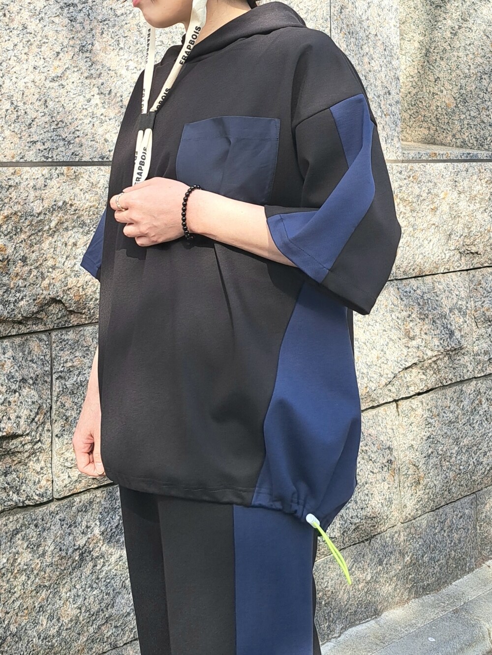 ブラック系のパーカー、ブラック系のその他パンツ、ブラック系のハットを着用したレディースの春コーディネートの5枚目の写真