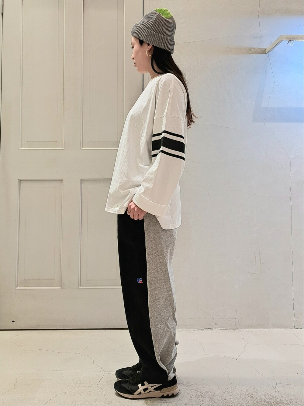 ホワイト系のTシャツ/カットソー、ブラック系のその他パンツ、グレー系のニットキャップ/ビーニーを着用したレディースの冬コーディネートの2枚目の写真