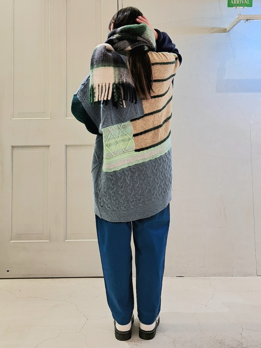 ブルー系のニット/セーター、ブルー系のその他パンツ、ホワイト系のその他シューズを着用したレディースの冬コーディネートの3枚目の写真