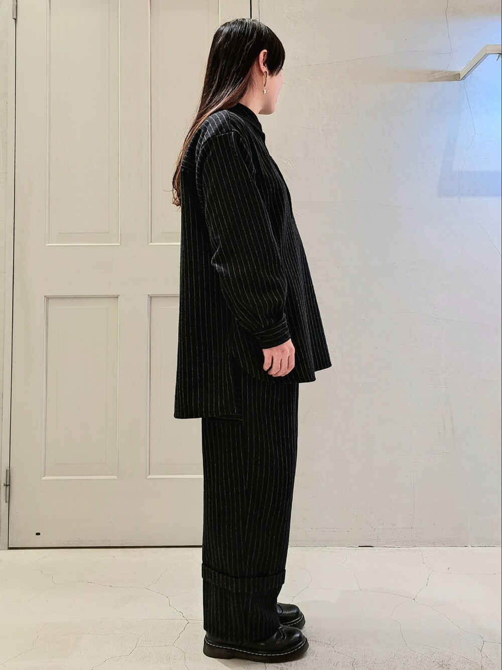 ブラック系のシャツ/ブラウス、ブラック系のその他パンツ、ブラック系のその他シューズを着用したレディースの冬コーディネートの4枚目の写真