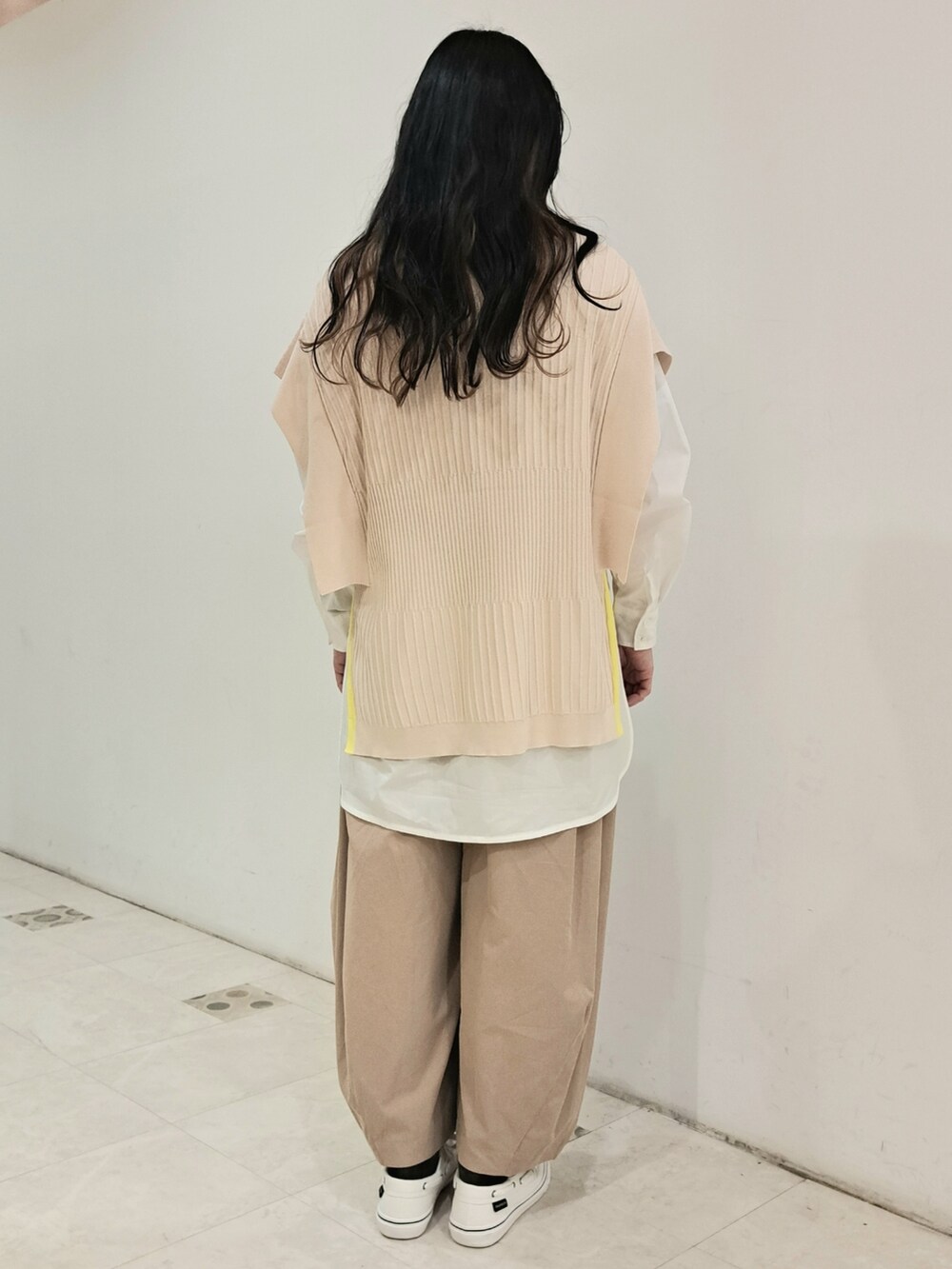 ベージュ系のベスト、ホワイト系のシャツ/ブラウス、ベージュ系のその他パンツを着用したレディースの春コーディネートの3枚目の写真