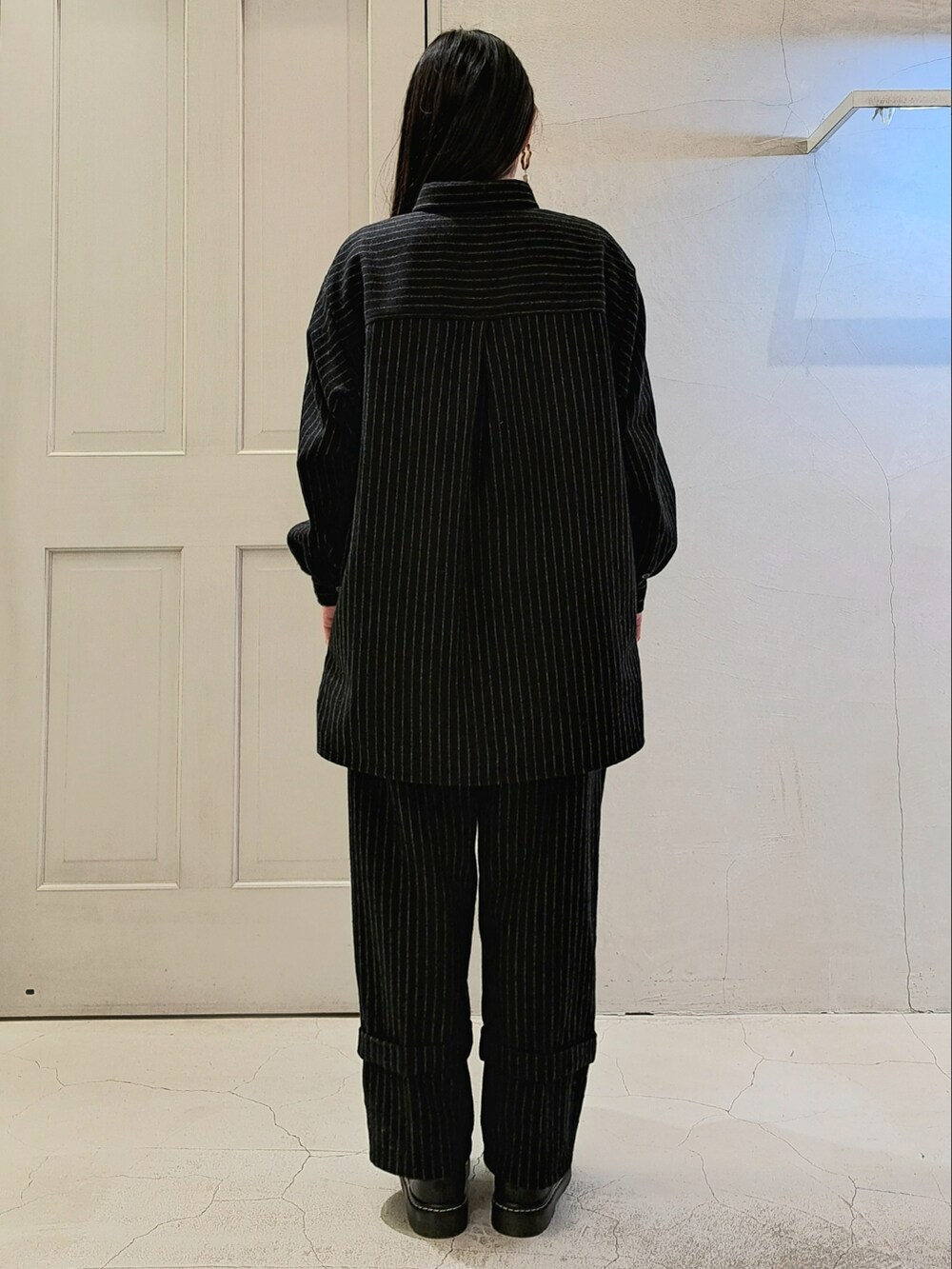 ブラック系のシャツ/ブラウス、ブラック系のその他パンツ、ブラック系のその他シューズを着用したレディースの冬コーディネートの3枚目の写真