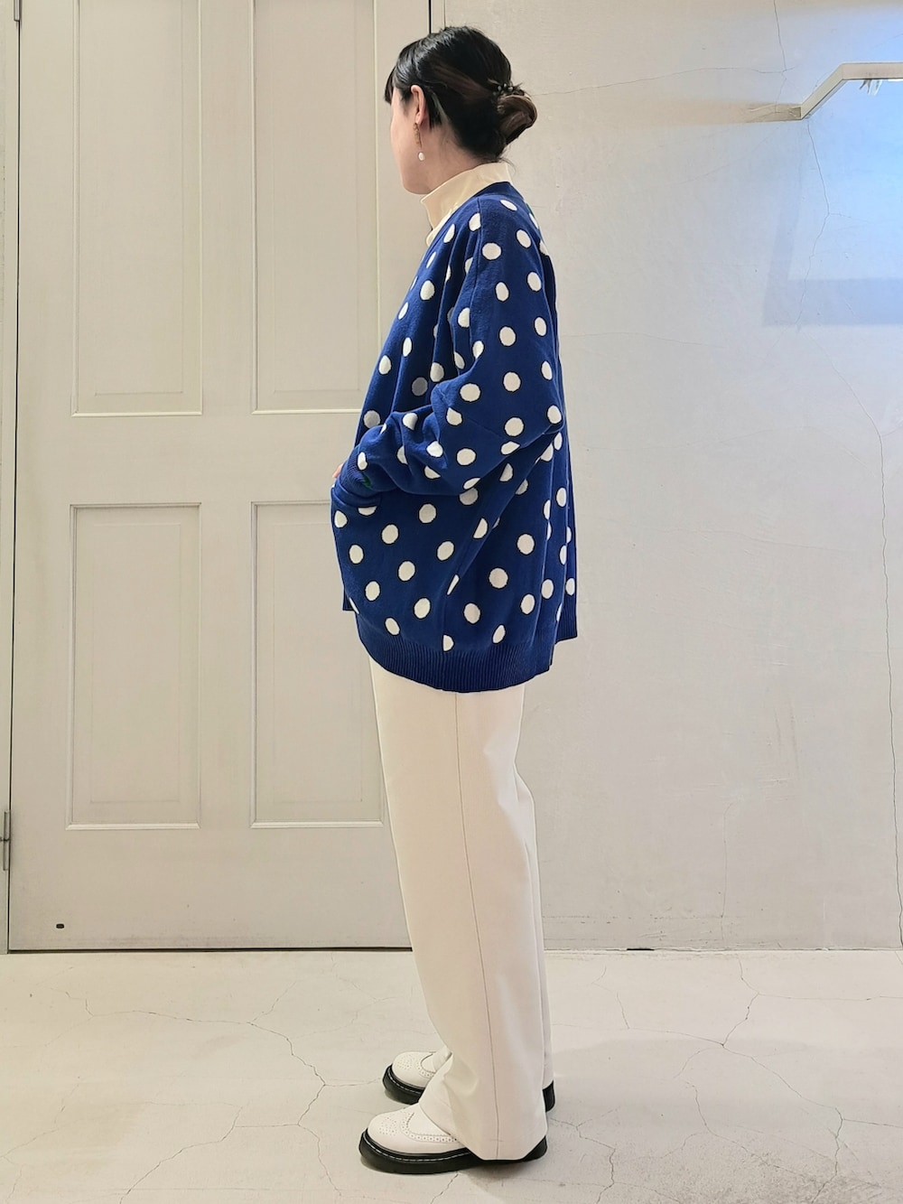 ブルー系のカーディガン/ボレロ、ホワイト系のその他パンツ、ベージュ系のTシャツ/カットソーを着用したレディースの秋コーディネートの2枚目の写真