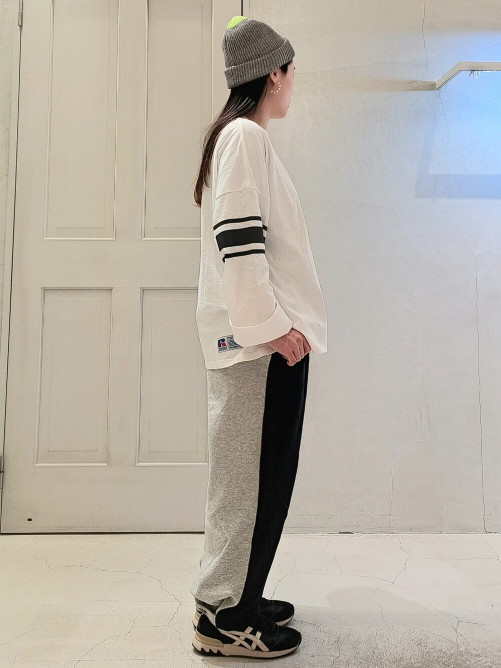 ホワイト系のTシャツ/カットソー、ブラック系のその他パンツ、グレー系のニットキャップ/ビーニーを着用したレディースの冬コーディネートの4枚目の写真