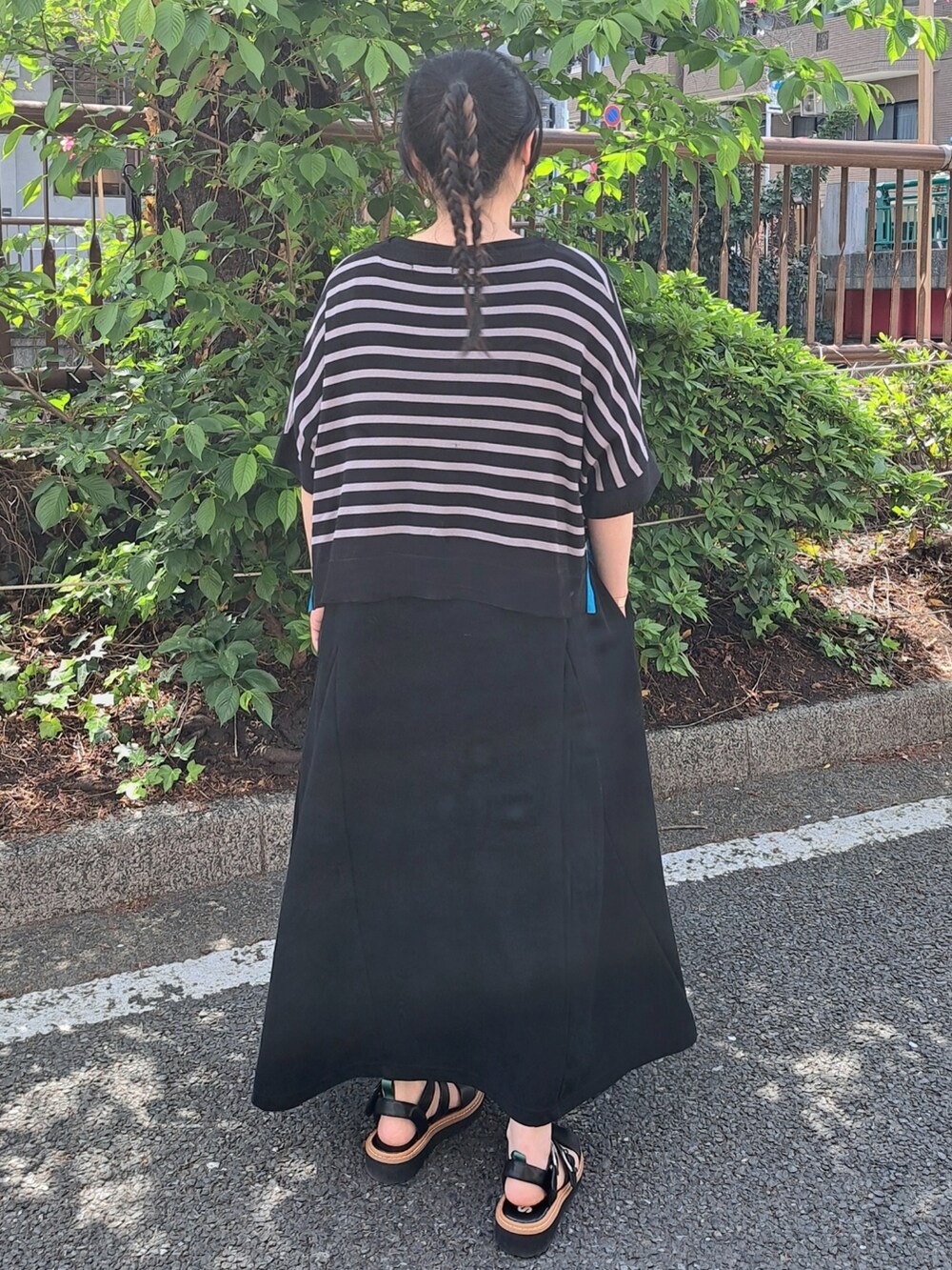 ブラック系のワンピースを着用したレディースの春コーディネートの3枚目の写真