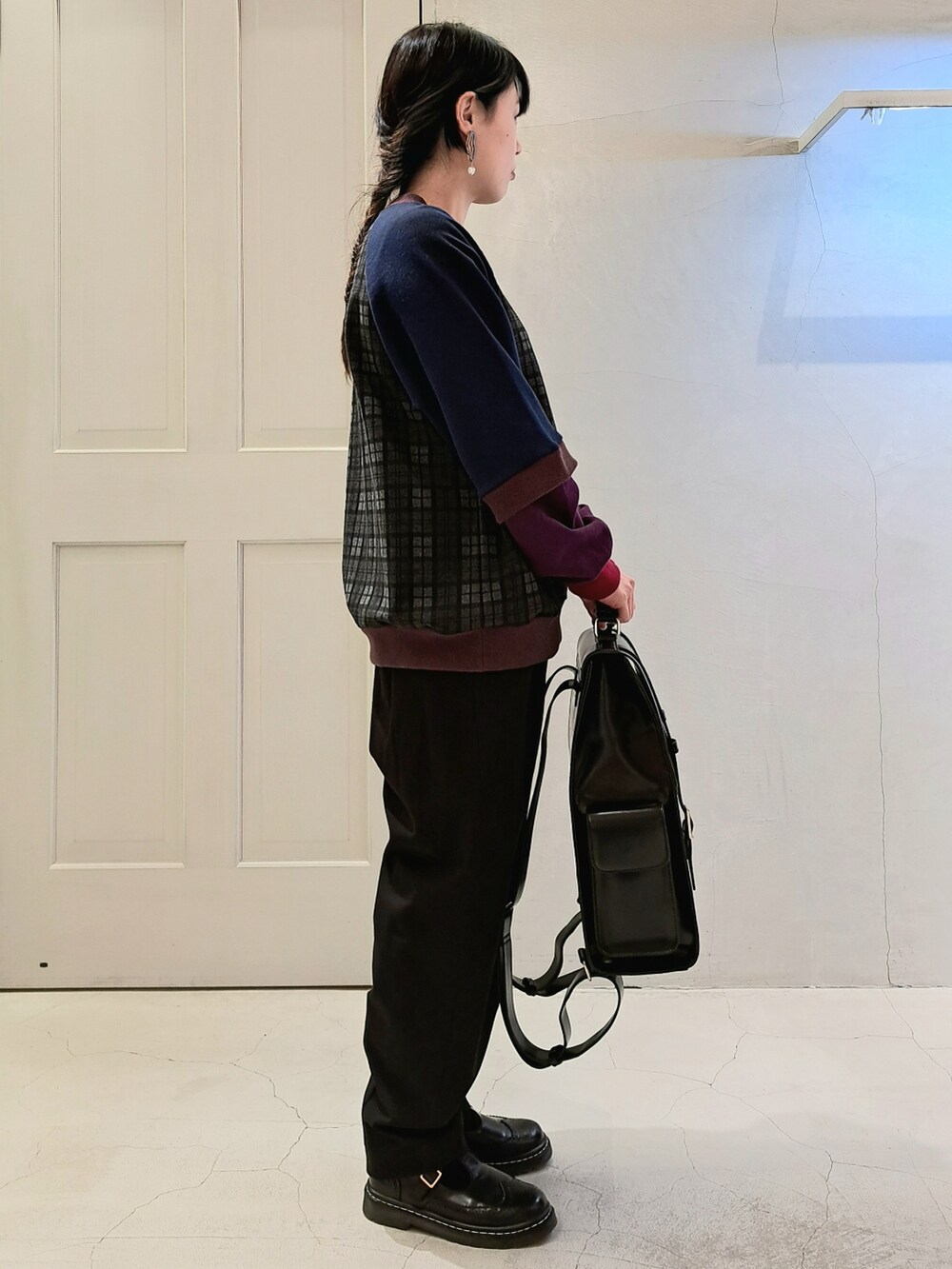 グレー系のスウェット、ブラック系のその他パンツ、ブラック系のバックパック/リュックを着用したレディースの冬コーディネートの4枚目の写真