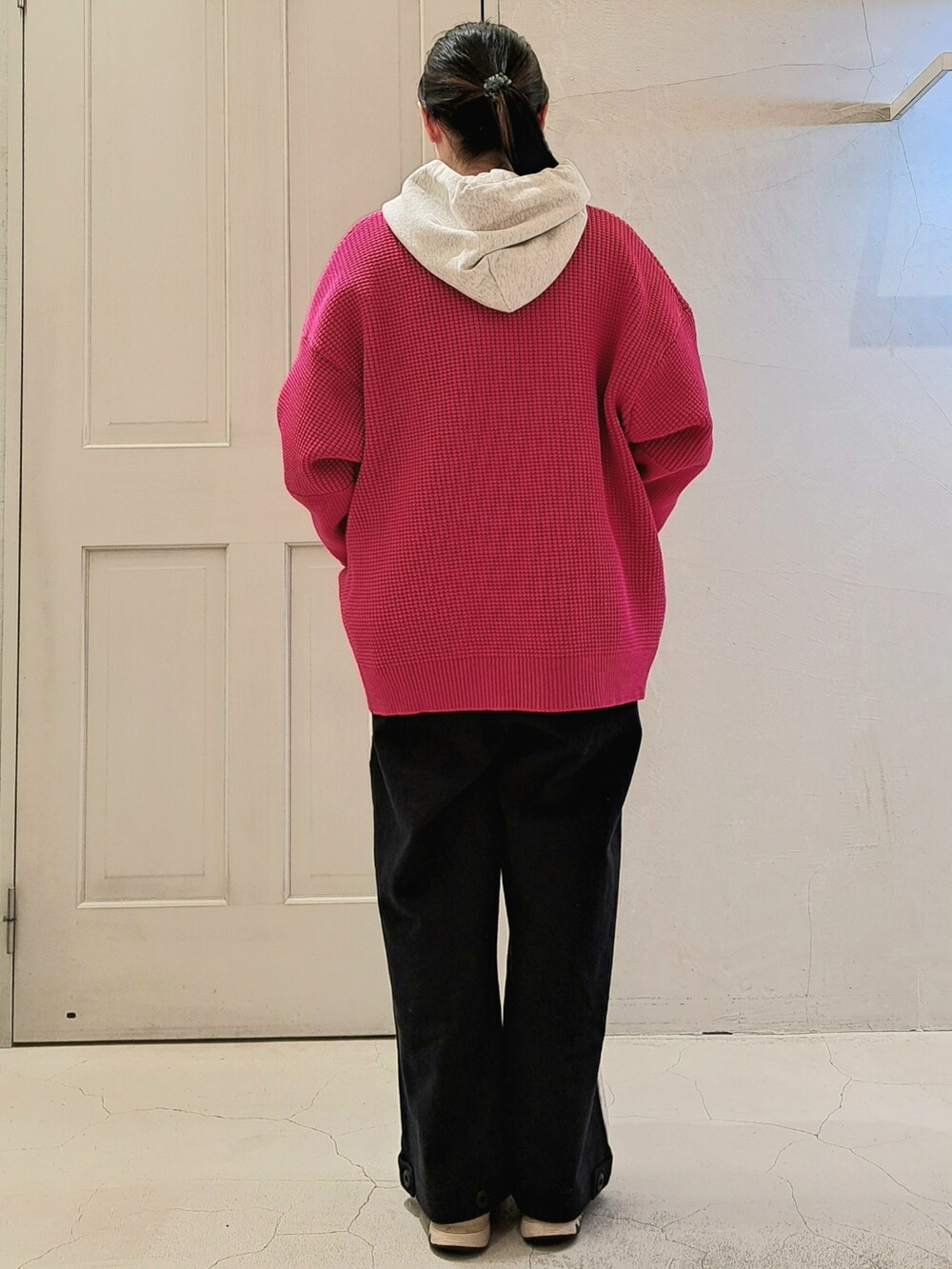 ピンク系のカーディガン/ボレロ、グレー系のその他パンツ、グレー系のパーカーを着用したレディースの冬コーディネートの3枚目の写真