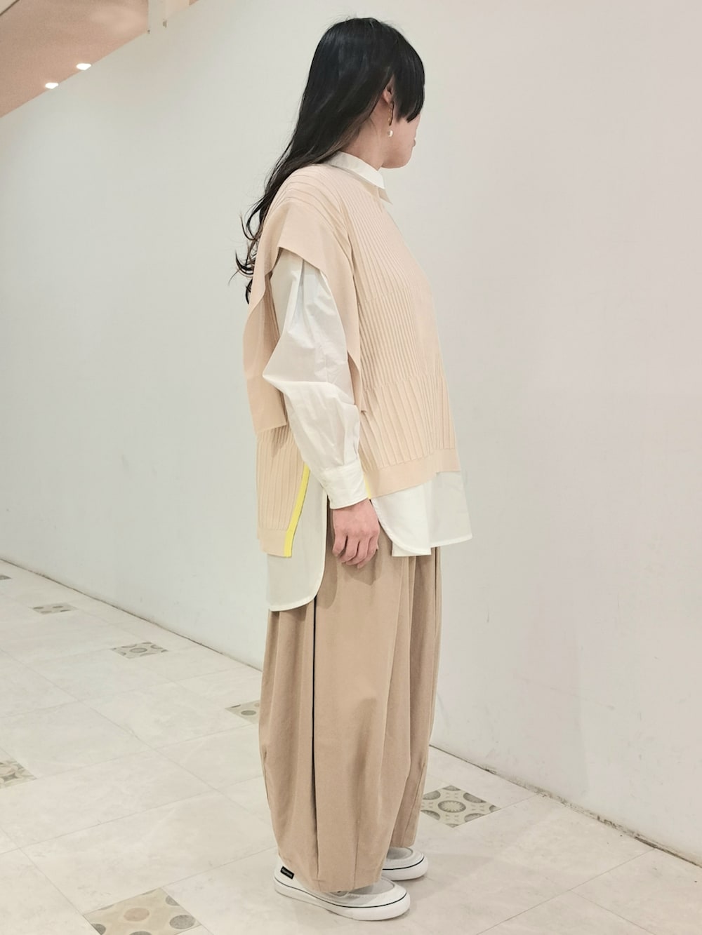 ベージュ系のベスト、ホワイト系のシャツ/ブラウス、ベージュ系のその他パンツを着用したレディースの春コーディネートの4枚目の写真