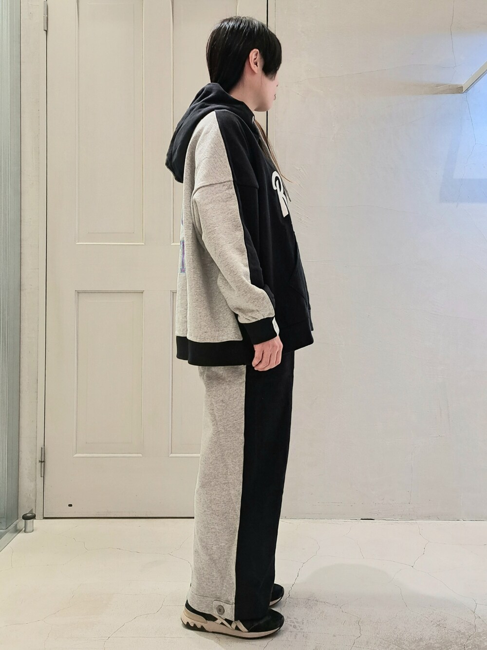 ブラック系のパーカー、ブラック系のその他パンツを着用したレディースの冬コーディネートの4枚目の写真