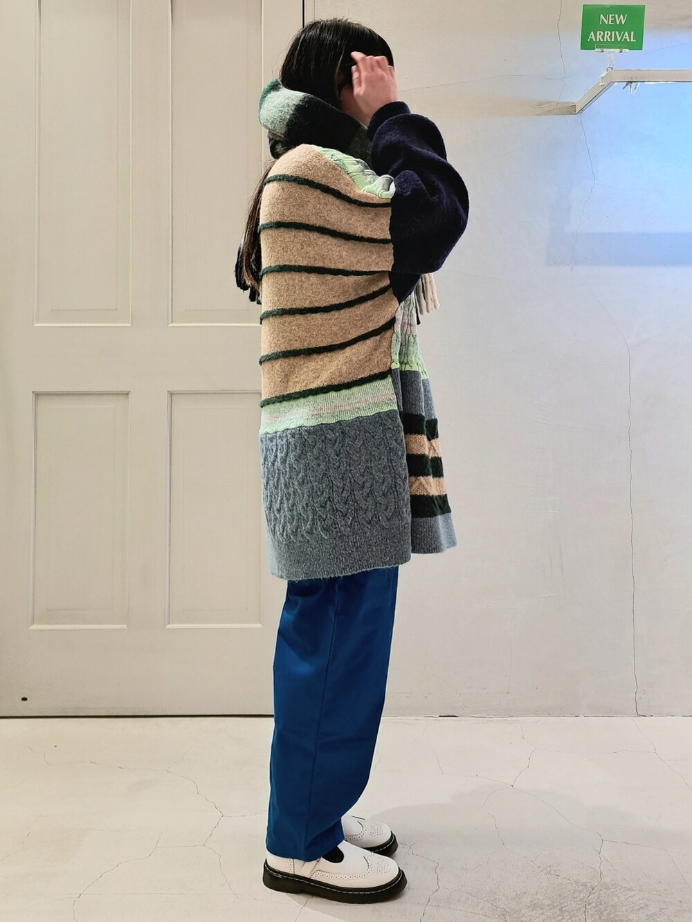 ブルー系のニット/セーター、ブルー系のその他パンツ、ホワイト系のその他シューズを着用したレディースの冬コーディネートの4枚目の写真