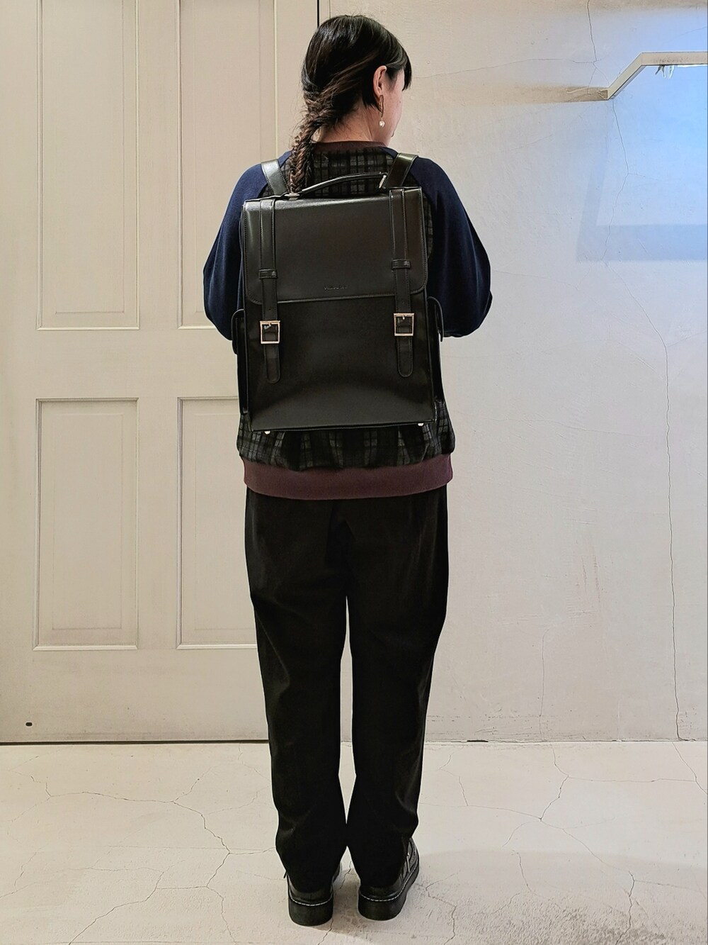 グレー系のスウェット、ブラック系のその他パンツ、ブラック系のバックパック/リュックを着用したレディースの冬コーディネートの3枚目の写真