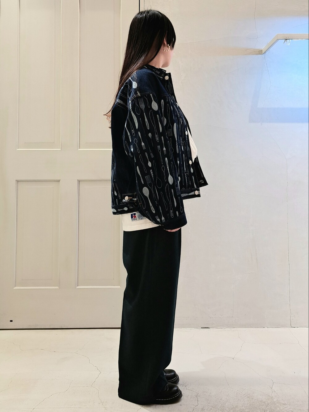 ブルー系のデニムジャケット、グリーン系のその他パンツ、ブラック系のその他シューズを着用したレディースの冬コーディネートの4枚目の写真