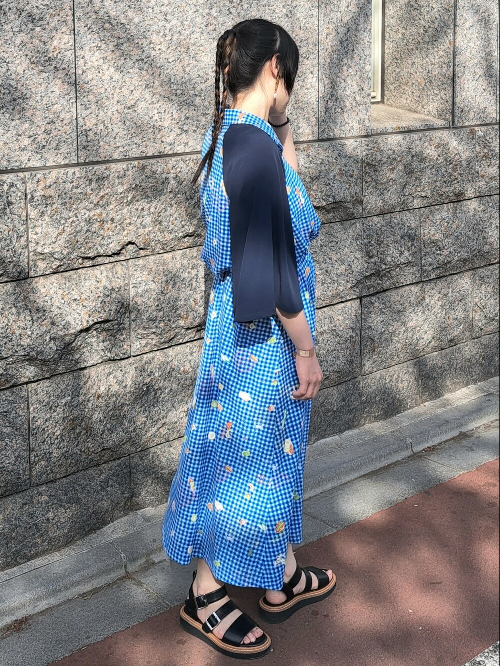 ブルー系のワンピースを着用したレディースの春コーディネートの4枚目の写真