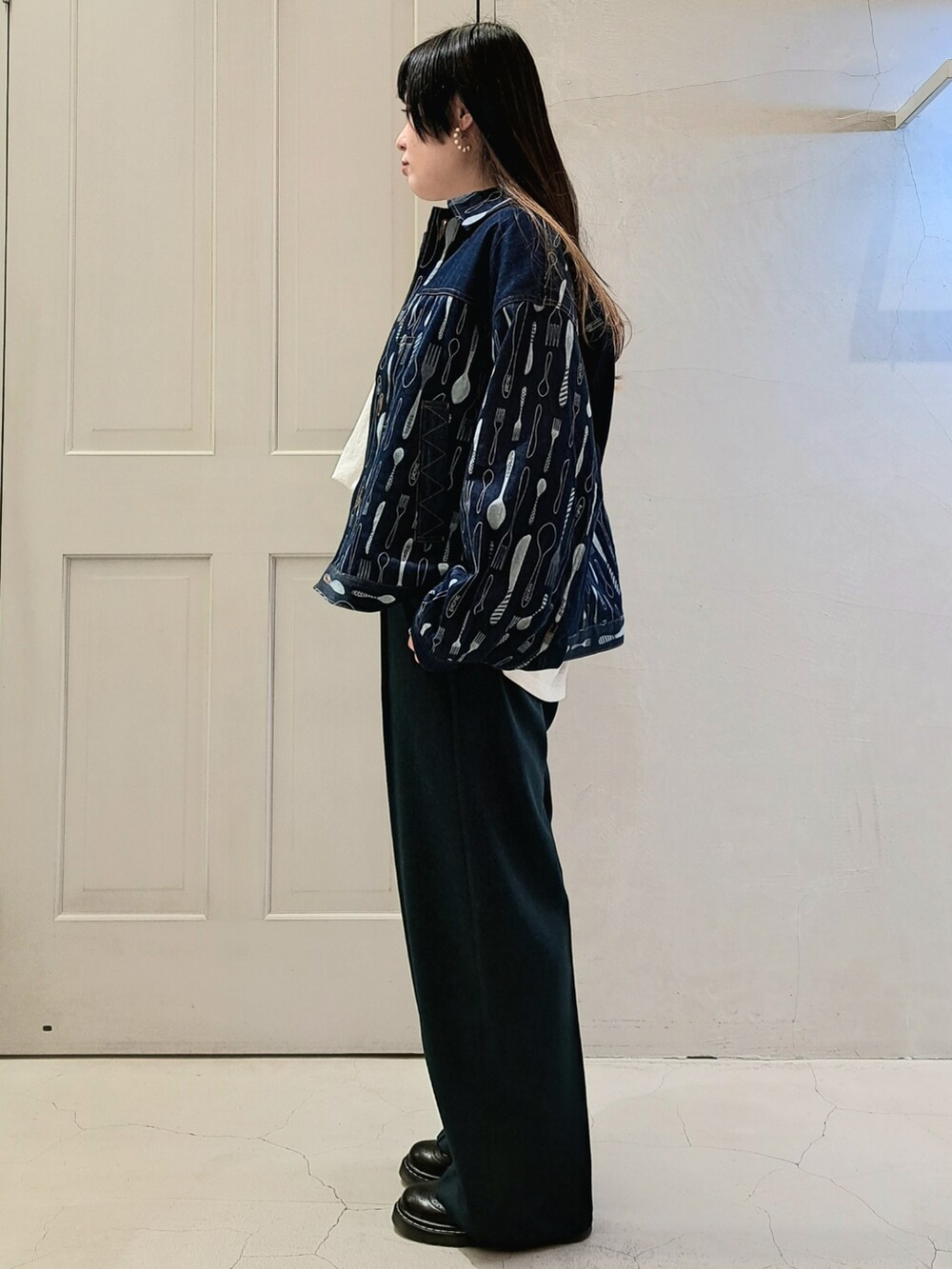 ブルー系のデニムジャケット、グリーン系のその他パンツ、ブラック系のその他シューズを着用したレディースの冬コーディネートの2枚目の写真