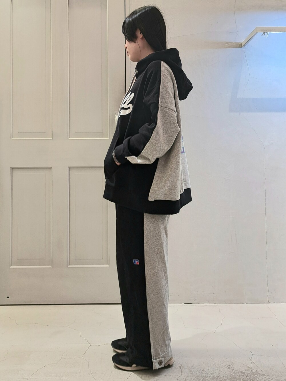 ブラック系のパーカー、ブラック系のその他パンツを着用したレディースの冬コーディネートの2枚目の写真