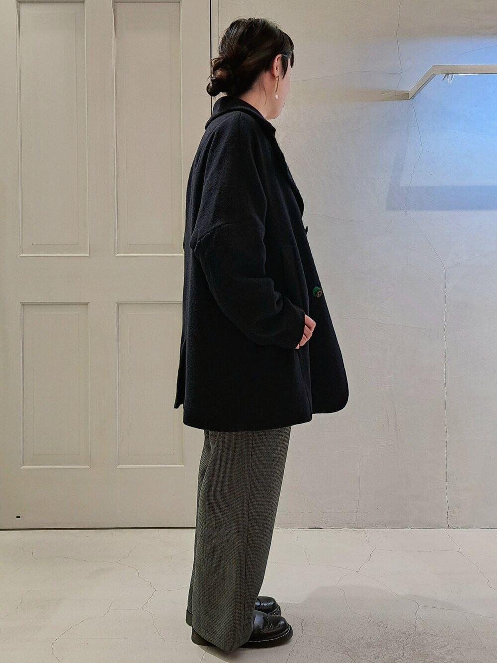 ブルー系のピーコート、グレー系のスウェット、グレー系のスラックスを着用したレディースの秋コーディネートの4枚目の写真