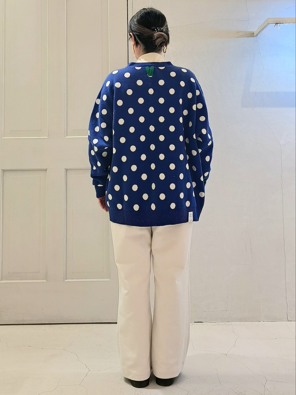 ブルー系のカーディガン/ボレロ、ホワイト系のその他パンツ、ベージュ系のTシャツ/カットソーを着用したレディースの秋コーディネートの3枚目の写真