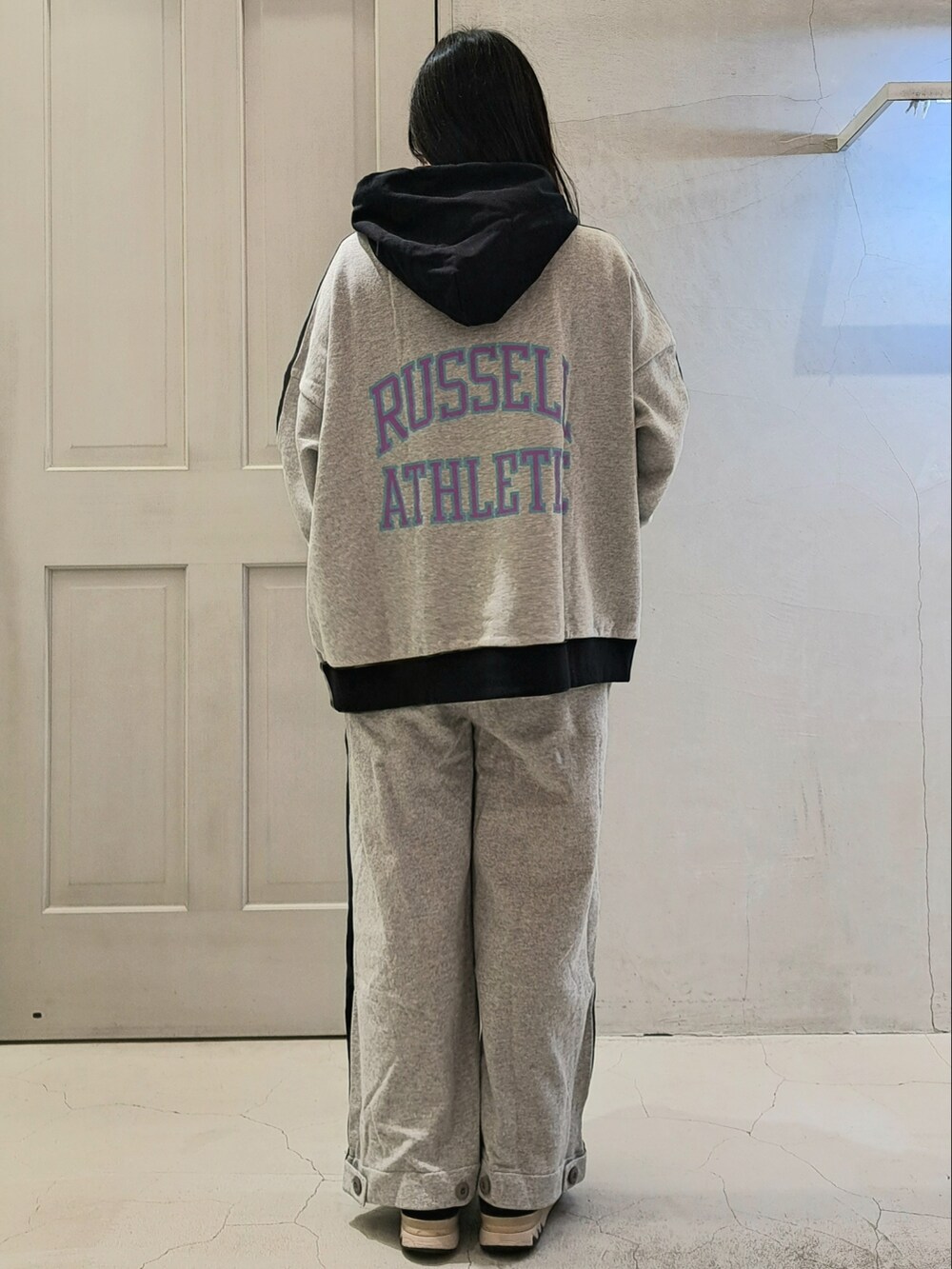 ブラック系のパーカー、ブラック系のその他パンツを着用したレディースの冬コーディネートの3枚目の写真