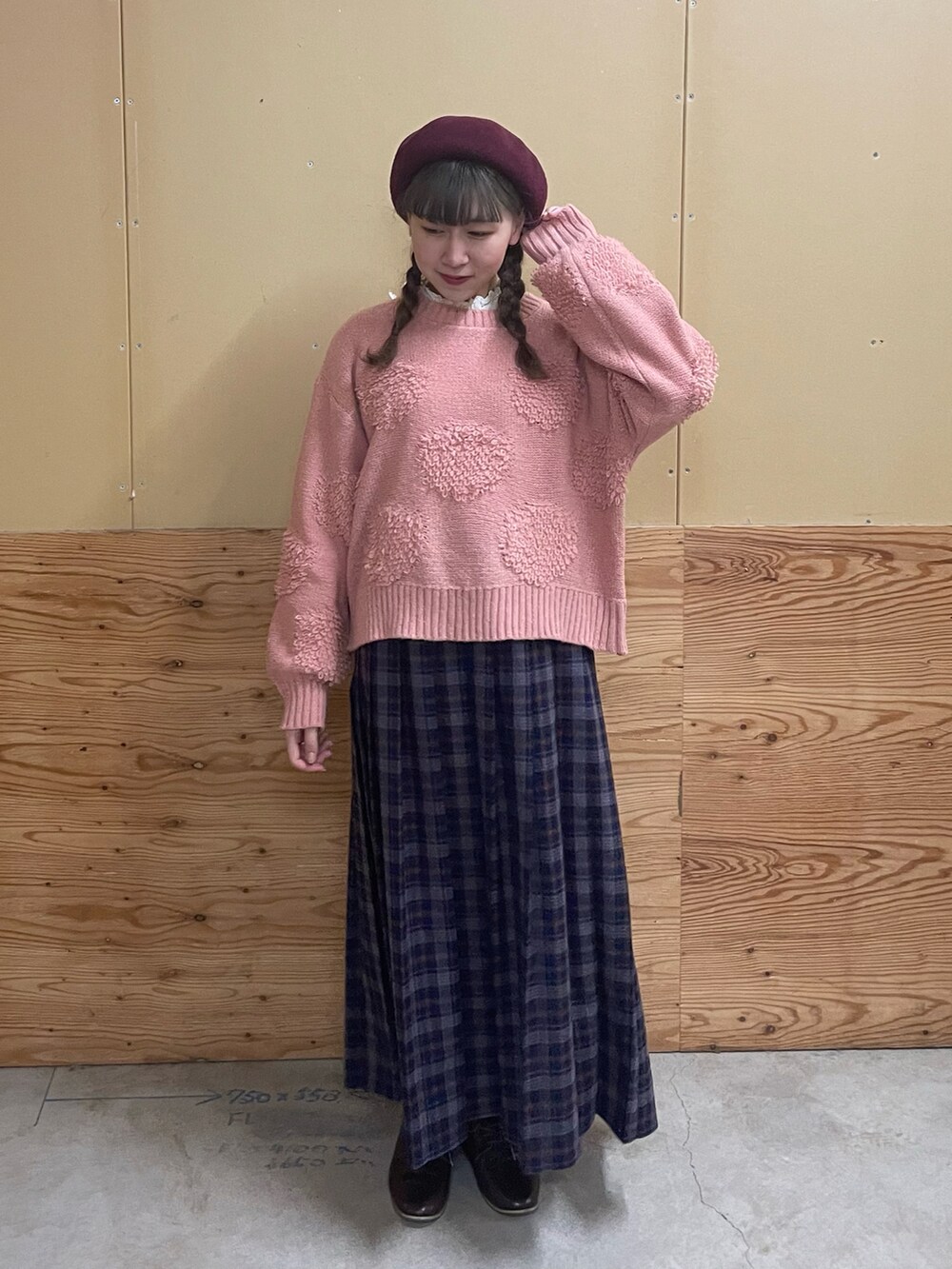 ピンク系のニット/セーター、ブルー系のスカート、レッド系のハンチング/ベレー帽を着用したレディースの冬コーディネートの2枚目の写真