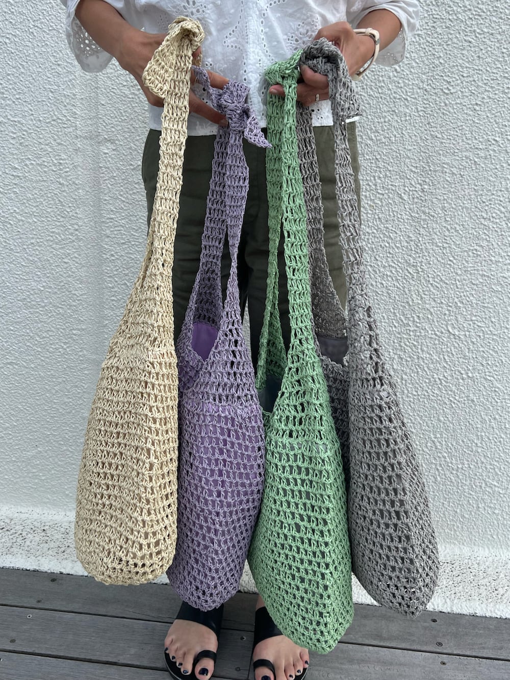 グレー系のショルダーバッグ、グリーン系のその他パンツ、ホワイト系のトップスを着用したレディースの春コーディネートの3枚目の写真