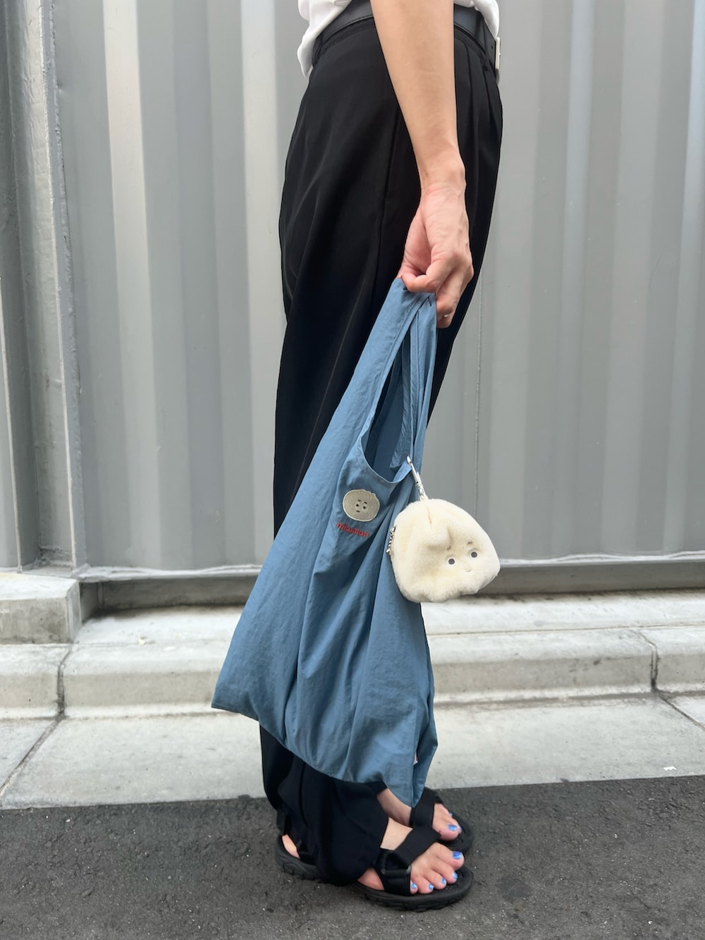 ブルー系のエコバッグ/サブバッグを着用したレディースの秋コーディネートの3枚目の写真