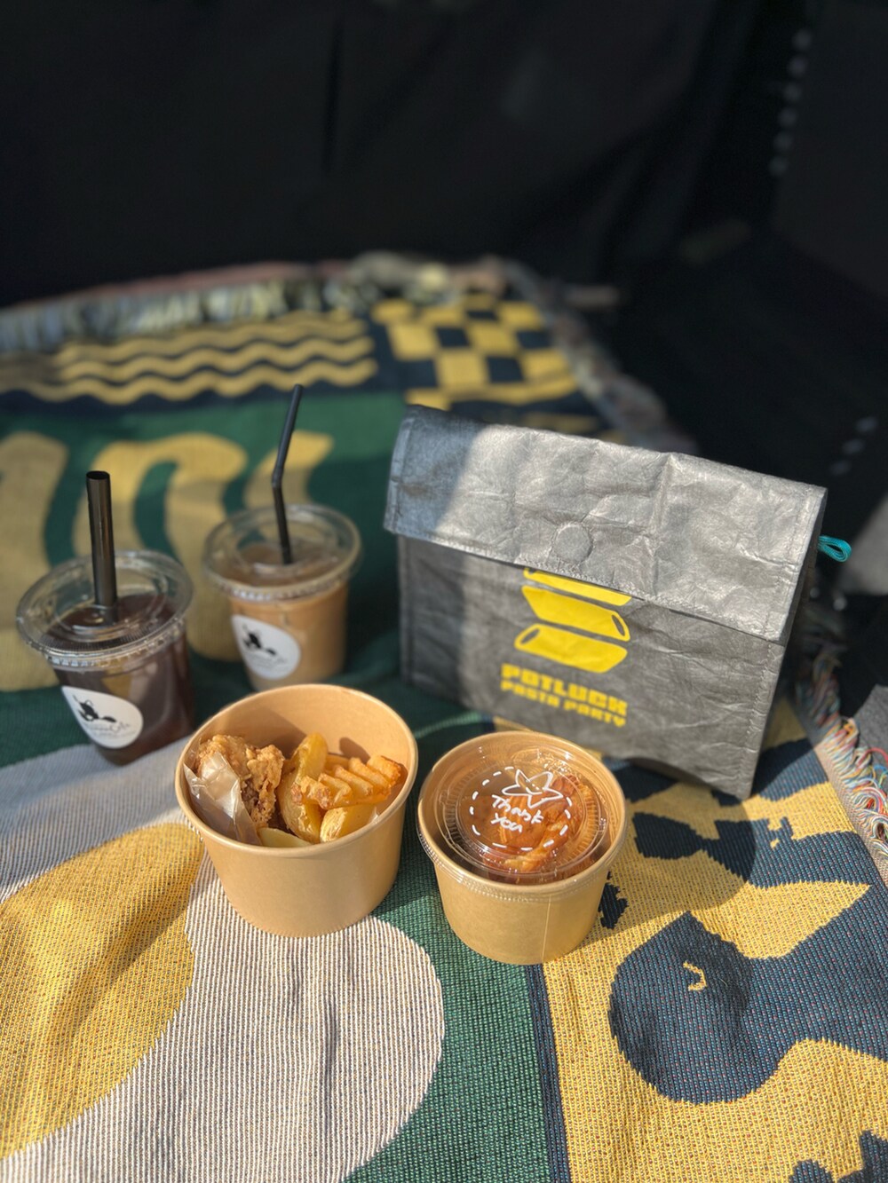 ベージュ系のトートバッグ、グリーン系のブランケットを着用したレディースの春コーディネートの4枚目の写真