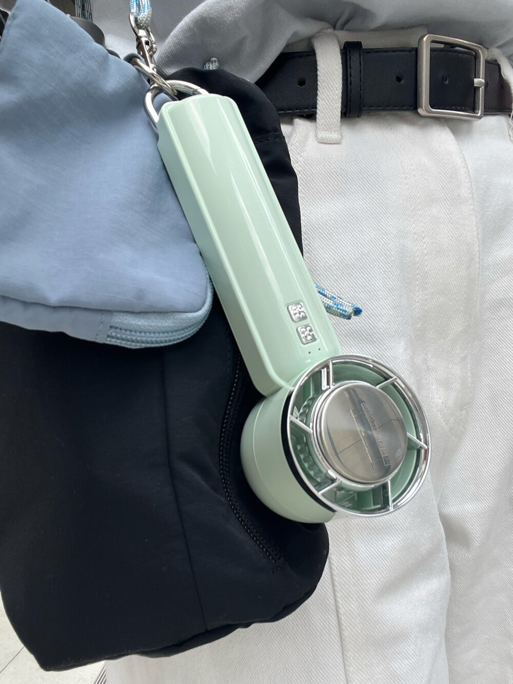 ベージュ系の生活家電を着用したレディースの春コーディネートの2枚目の写真
