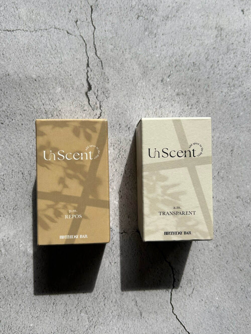 ホワイト系の香水を着用したレディースの秋コーディネートの5枚目の写真