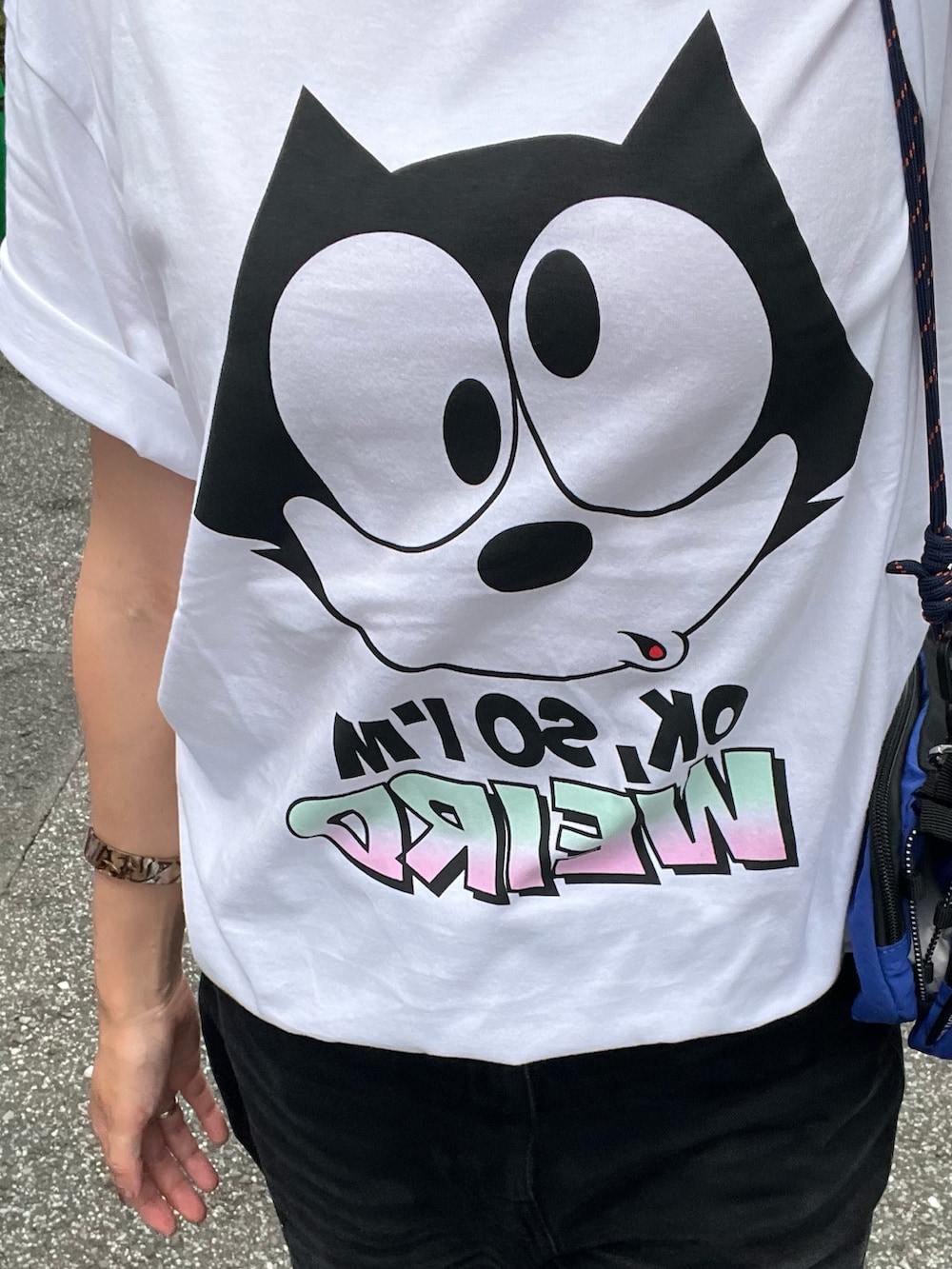 ホワイト系のTシャツ/カットソー、ブラック系のショルダーバッグを着用したレディースの夏コーディネートの2枚目の写真