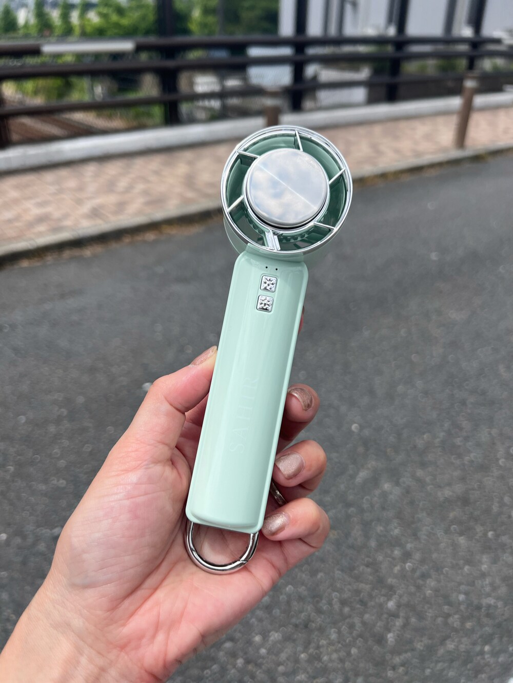 ベージュ系の生活家電を着用したレディースの春コーディネートの3枚目の写真