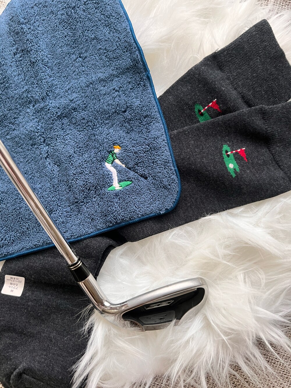 ブラック系のハンカチ/ハンドタオルを着用したレディースの冬コーディネートの2枚目の写真