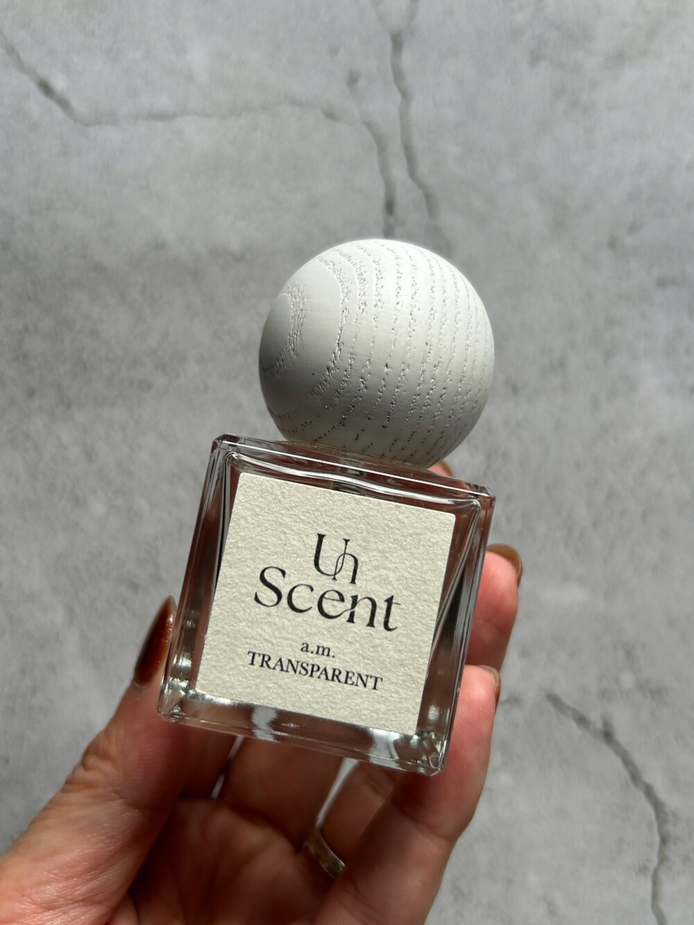 ホワイト系の香水を着用したレディースの秋コーディネートの4枚目の写真