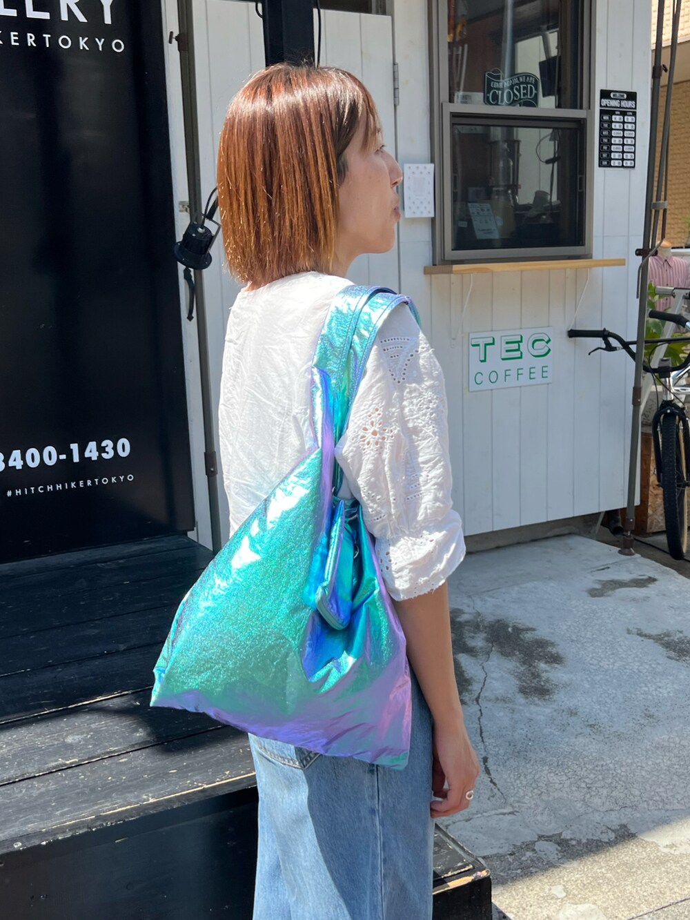 その他のエコバッグ/サブバッグ、ブルー系のデニムパンツ、ホワイト系のトップスを着用したレディースの春コーディネートの2枚目の写真