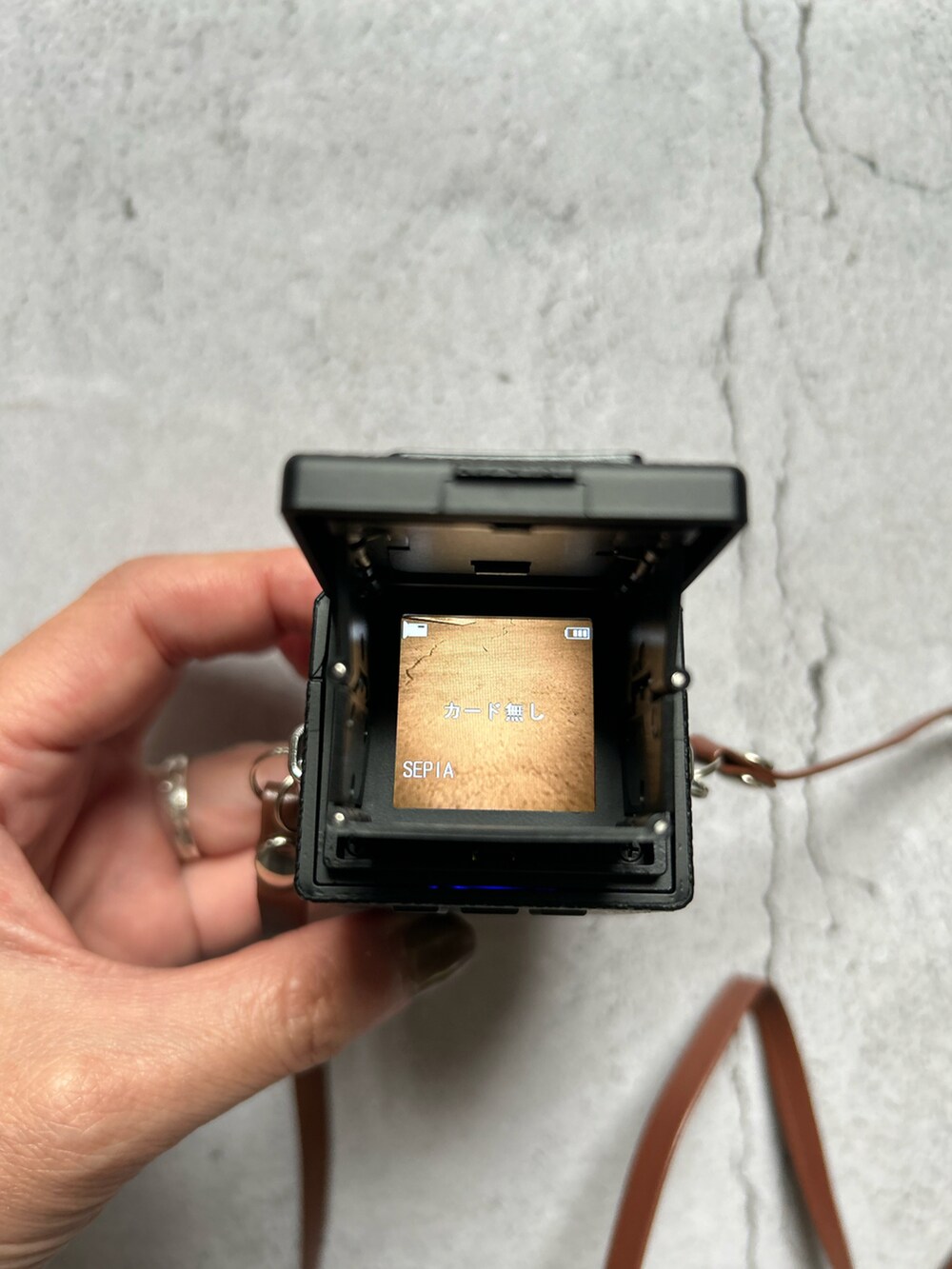 ブラック系のカメラ/カメラグッズを着用したレディースの夏コーディネートの2枚目の写真