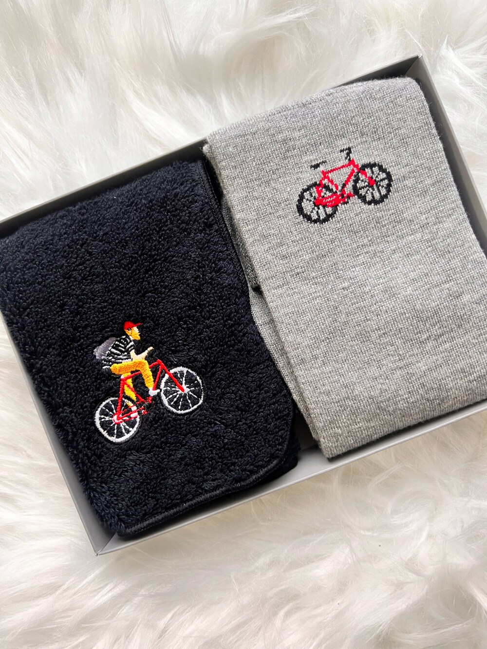 ブラック系のハンカチ/ハンドタオルを着用したレディースの冬コーディネートの3枚目の写真