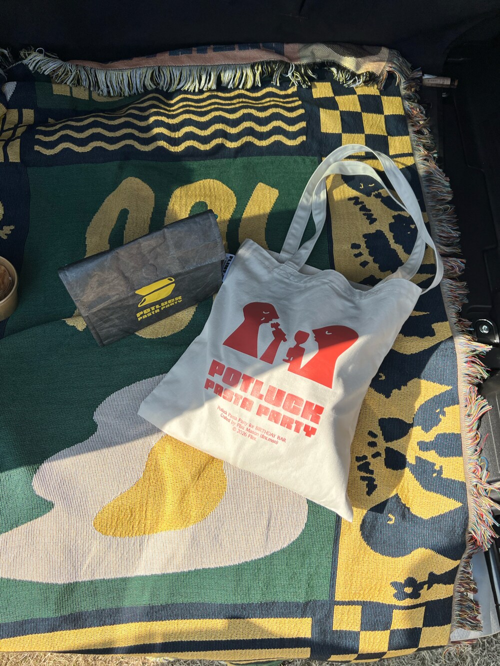 グレー系のお弁当箱、グリーン系のブランケットを着用したレディースの春コーディネートの2枚目の写真