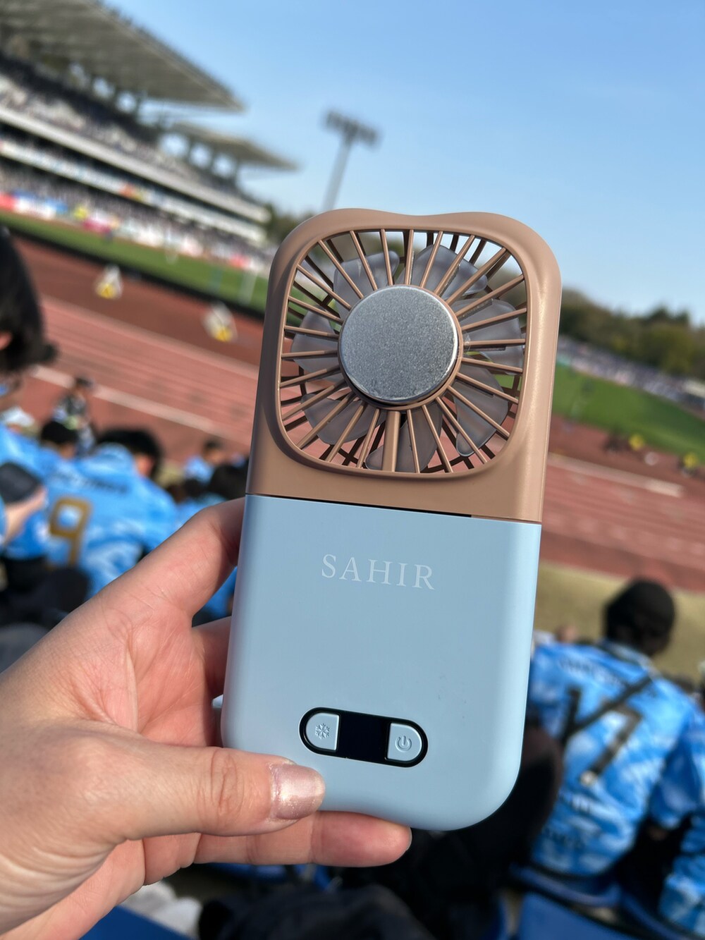 ブラック系のボディバッグ/ウエストポーチ、ゴールド系の財布、ホワイト系のハンドケア/ハンドクリームを着用したレディースの春コーディネートの3枚目の写真