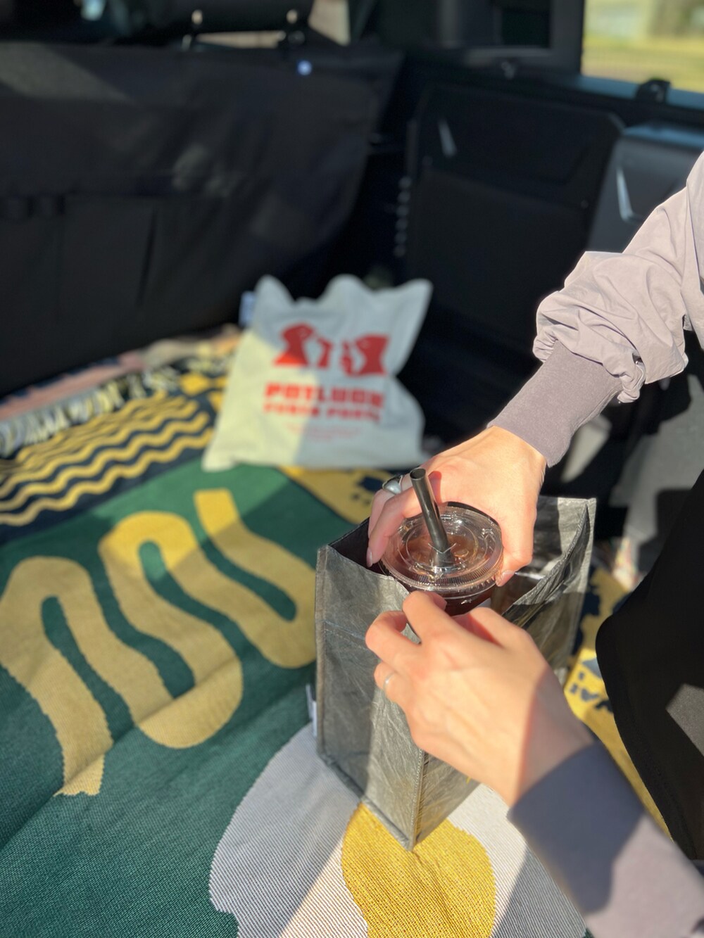 グレー系のお弁当箱、グリーン系のブランケットを着用したレディースの春コーディネートの3枚目の写真