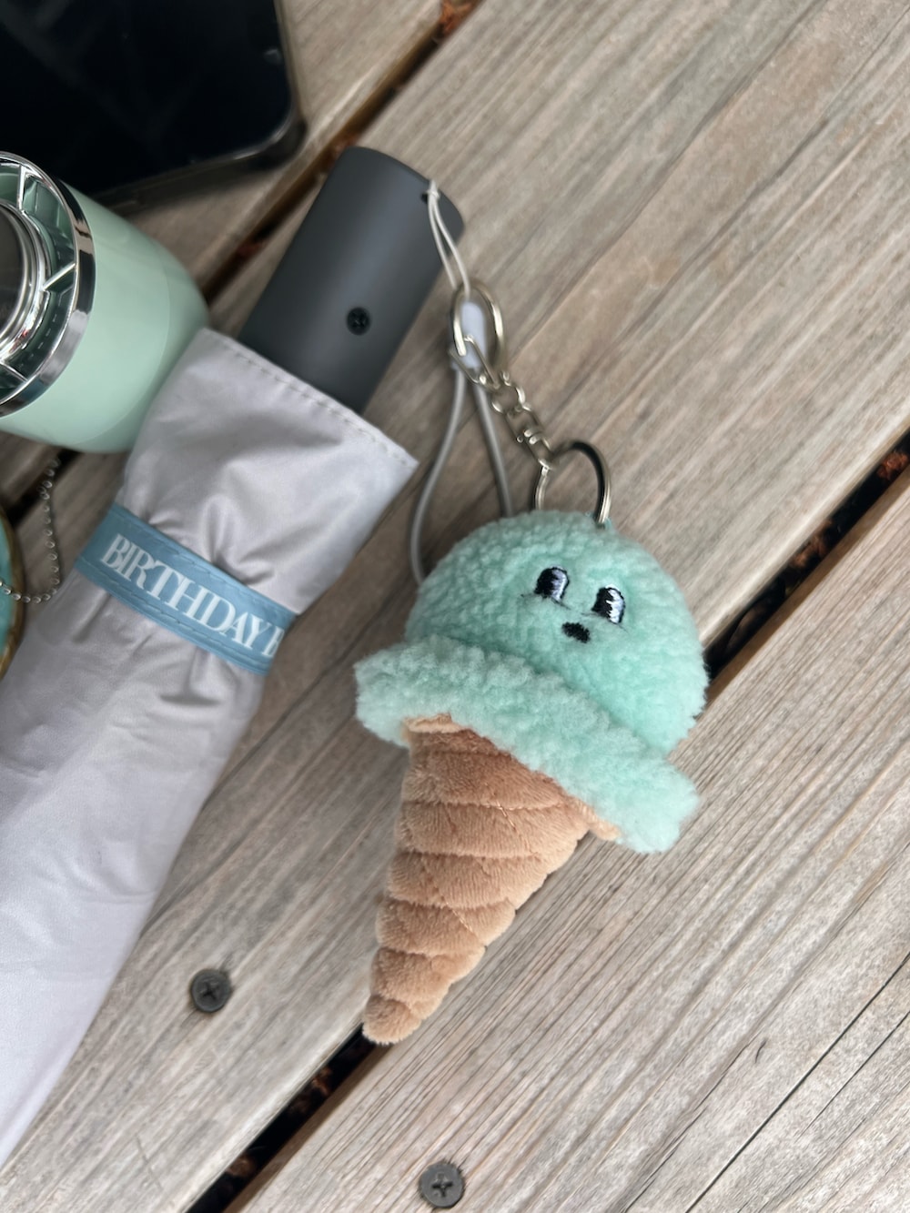 グリーン系のショルダーバッグ、ベージュ系の財布、ベージュ系の生活家電を着用したレディースの夏コーディネートの2枚目の写真