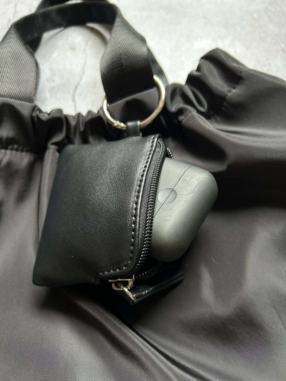 ブラック系のショルダーバッグ、ベージュ系の財布、ブラック系のカメラ/カメラグッズを着用したレディースの春コーディネートの3枚目の写真