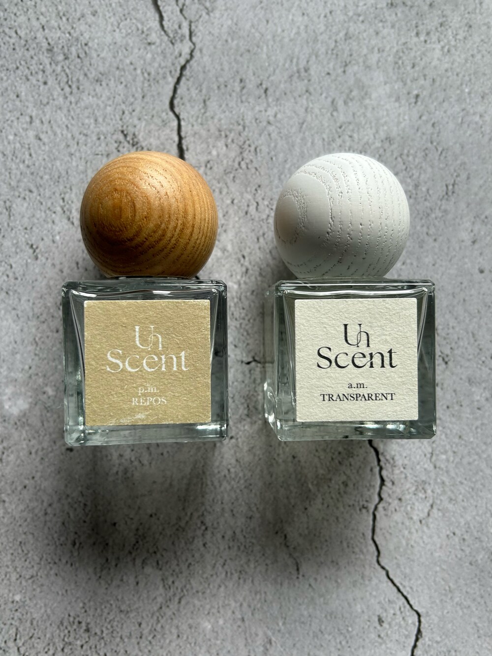 ホワイト系の香水を着用したレディースの秋コーディネートの2枚目の写真