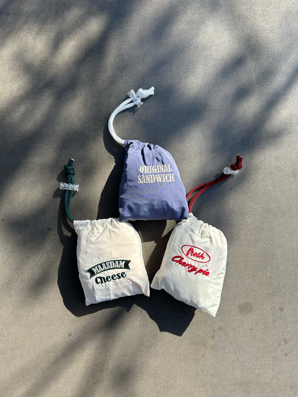 ホワイト系のエコバッグ/サブバッグを着用したレディースの春コーディネートの2枚目の写真