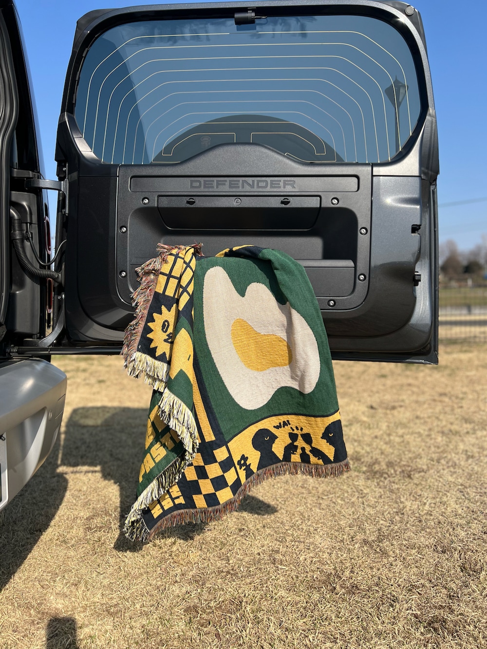 ベージュ系のトートバッグ、グリーン系のブランケットを着用したレディースの春コーディネートの5枚目の写真