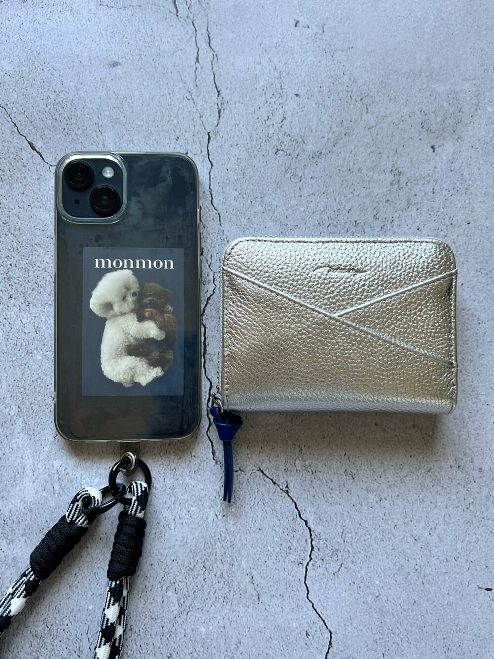 ゴールド系の財布を着用したレディースの夏コーディネートの2枚目の写真