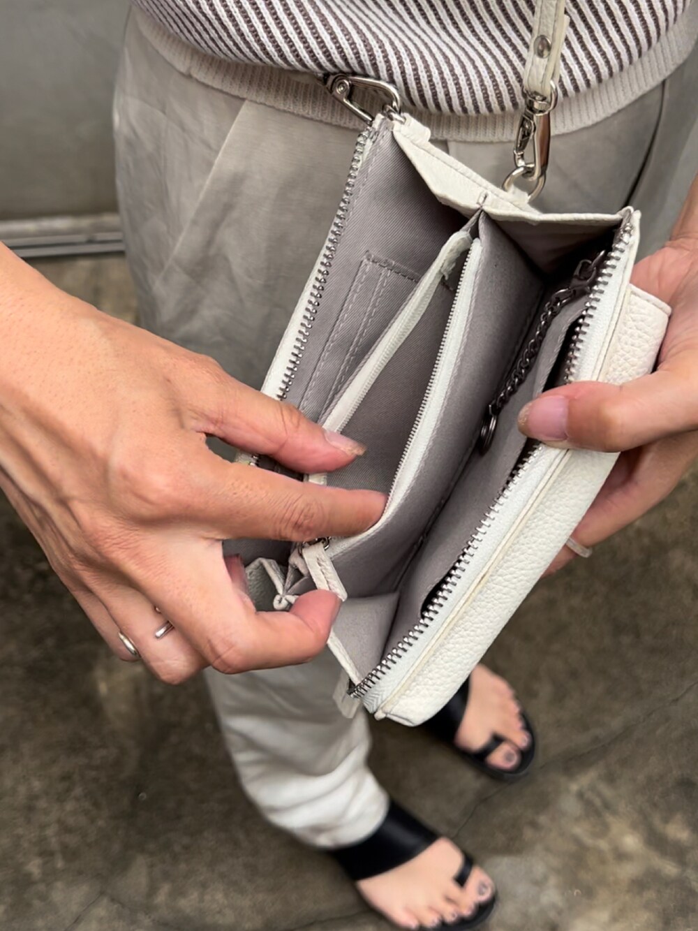 ホワイト系のショルダーバッグ、グレー系のTシャツ/カットソー、ホワイト系のその他パンツを着用したレディースの夏コーディネートの2枚目の写真