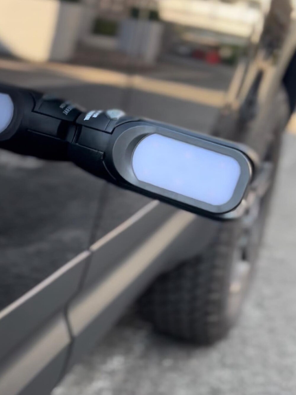 ブラック系のアウトドアグッズを着用したレディースの秋コーディネートの2枚目の写真